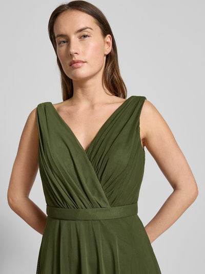 Vrouwenmodel draagt Cocktailjurk met V-hals van TROYDEN COLLECTION, getailleerd, tailleriempje, bovenlichaam close-up.