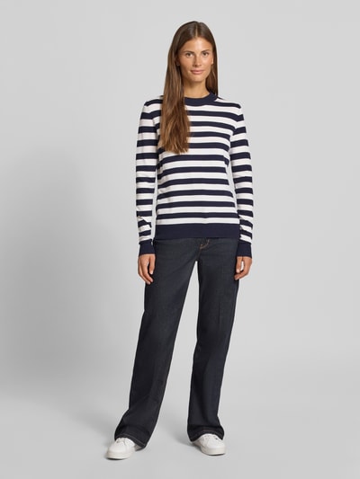Frauenmodel trägt Strickpullover mit Rundhalsausschnitt von Christian Berg Woman im Streifenmuster, Viskose-Mix, Ganzkörperansicht von vorne.