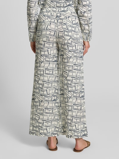 Vrouwenmodel draagt Loose Fit Weite Hose aus reinem Leinen van Tommy Hilfiger, allover-print, wide leg, elastische taille met trekkoord, steekzakken, achterzakken, puur linnen materiaal, full-body achteraanzicht.