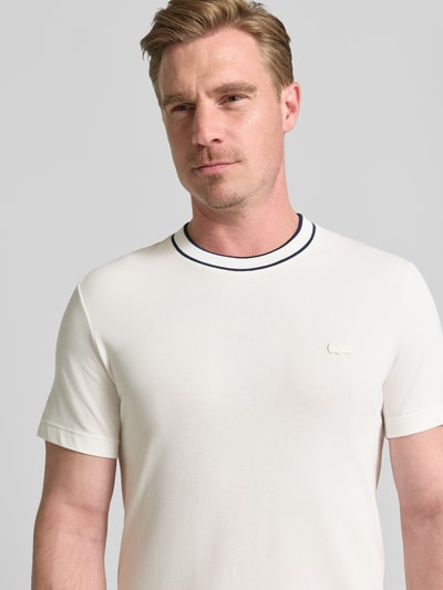 Männermodel trägt Regular Fit T-Shirt aus Baumwoll-Mix Modell 'CREATOR' von Lacoste in Weiß mit feiner Struktur, Herren T-Shirt, Nahaufnahme Oberkörper.