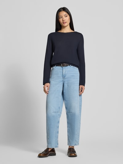 Frauenmodel trägt Regular Fit Pullover aus reiner Schurwolle von Marc O'Polo in Dunkelblau zu heller Jeans, Ganzkörperansicht von vorne. Damen Pullover von Marc O'Polo