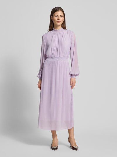Kobiece modelka trägt Regular Fit Sukienka midi w plisowanie optyka Model 'Kate' od Guido Maria Kretschmer, kolor liliowy, stójka, z długim rękawem, kryta halka, szerokość w rozmiarze 36: 34 cm, długość tyłu w rozmiarze 36: 37 cm, długość rękawów w rozmiarze 36: 66 cm, widok całego ciała z przodu.
