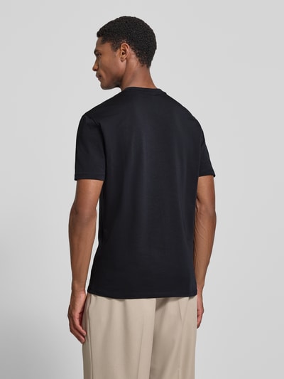 Männermodel trägt Extra Slim Fit T-Shirt mit Rundhalsausschnitt von Armani Exchange, schwarzes Herren T-Shirt, Rückenlänge 70 cm, Ganzkörperansicht Rückansicht.