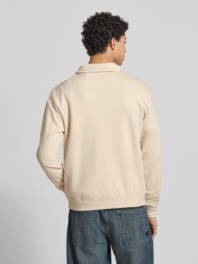 Männermodel trägt Sweatshirt mit Troyer-Kragen Modell 'BRODY' von Blend, Baumwoll-Mix, beige, gerade Form, Ganzkörperansicht Rückansicht.