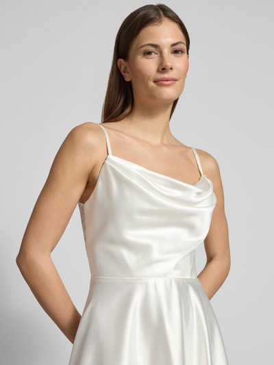 Frauenmodel trägt Regular Fit Kleid aus Satin mit Spitzenbesatz von Luxuar, weiß glänzend, Spaghettiträger, Nahaufnahme Oberkörper.