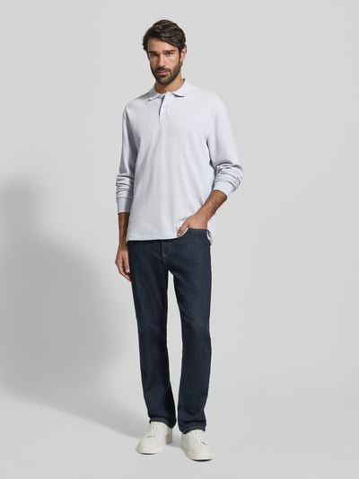 Männermodel trägt Regular Fit Poloshirt aus Baumwoll-Mix Modell 'PETEMPESTOLONG' von BOSS Orange, Optik: Unifarben, Ganzkörperansicht von vorne.