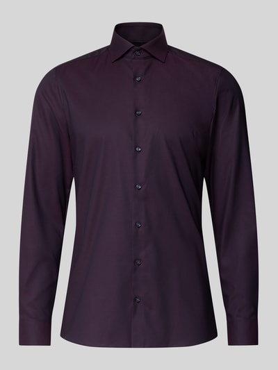 Produktfoto, Slim Fit Businesshemd aus Baumwolle mit Kentkragen von OLYMP Level Five, dunkelviolett, glatte Struktur, Knopfleiste, Baumwoll-Elasthan-Mix, schmale Passform, Rückenlänge 81 cm, Schulterbreite 44 cm, Ärmellänge 67 cm.