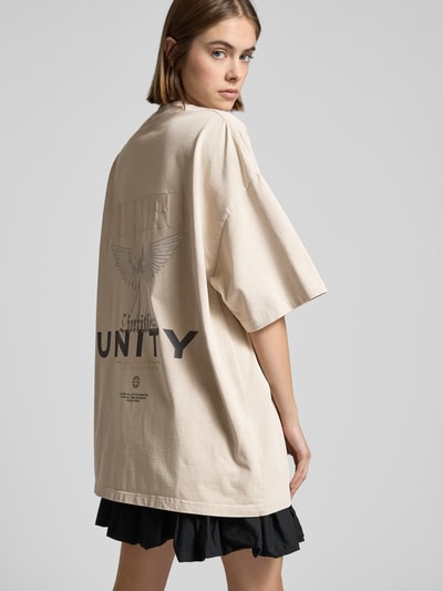 Karo Kauer Oversized T-Shirt mit Label-Print Modell 'UNITY' Taupe 3