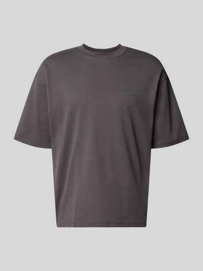 Produktfoto, szary Oversized T-Shirt mit Logo-Applikation von REVIEW, męski t-shirt z bawełny, krój oversized fit, okrągły dekolt, długość tyłu w rozmiarze M 70 cm