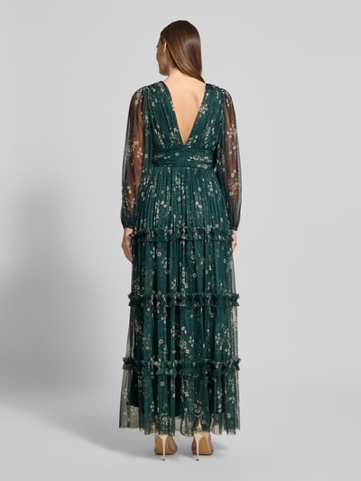Kobiece modelka nosi Sukienka wieczorowa w efekt stopniowania z dekoltem w serek od Lace & Beads, tiul, linia A, tasiemka w talii, długość tyłu w rozmiarze S: 120 cm, szerokość klatki piersiowej w rozmiarze S: 38 cm, całkowity widok z tyłu