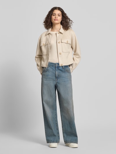 Frauenmodel trägt Regular Fit Jacke in Lederoptik mit Brustpattentaschen Modell 'BELICIA LIFE' von Only in Beige, Velourslederoptik, Ganzkörperansicht von vorne.