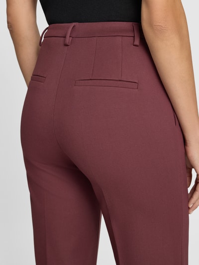 Vrouwenmodel draagt Regular fit bell bottom uit viscosemix van Jake*s Collection in donkerroze, detailopname rugaanzicht.