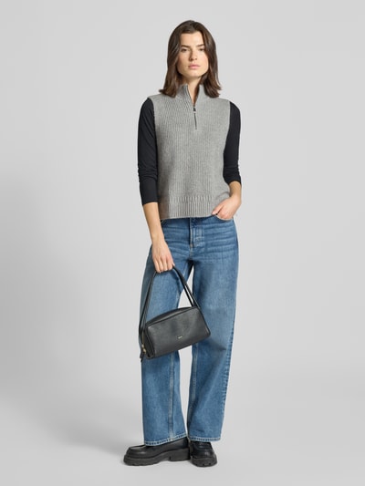 Frauenmodel trägt Regular Fit Pullunder aus Baumwoll-Mix von Tom Tailor, grau, unifarben, Troyerkragen, ohne Ärmel, Strick, Ganzkörperansicht von vorne.