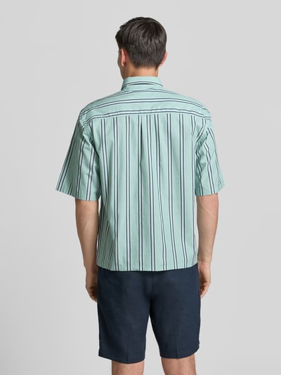 Männermodel trägt Regular Fit Freizeithemd mit Kentkragen und Brusttasche von Lindbergh, gestreiftes Baumwollmaterial, Ganzkörperansicht Rückansicht.