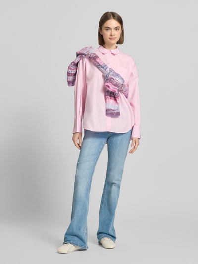 Frauenmodel trägt Flared Jeans mit 5-Pocket-Design Modell 'WENDIE' von Noisy May aus Baumwoll-Elasthan-Mix in Hellblau, Ganzkörperansicht von vorne.
