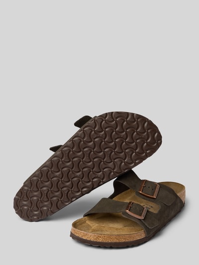 Produktfoto, Slipper aus echtem Leder Modell 'Arizona' von Birkenstock in Braun, offene Ferse, abgerundete Form, Absatzhöhe 3 cm, Herrenschuh.