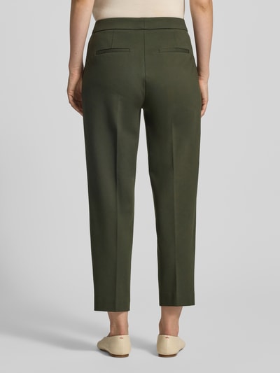 Frauenmodel trägt Schmale Hose aus Viskose-Mix von Jake*s Collection in Dunkelgrün, glatte Textur, Ganzkörperansicht Rückansicht.