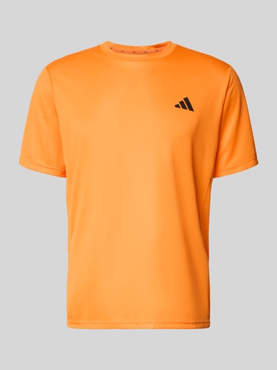 Produktfoto, oranges T-Shirt mit Logo und Rundhalsausschnitt von adidas Training, Regular Fit, Rückenlänge bei Größe M 70 cm, glatte Textur
