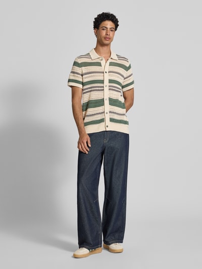 Männermodel trägt Modern Fit Freizeithemd in Strick-Optik mit Knopfleiste von Jack & Jones Premium, Ganzkörperansicht von vorne. Reine gewachste Baumwolle, Streifenmuster in Beige, Grün und Braun, Kentkragen, für Herren, Modell BLUHAMILTON.