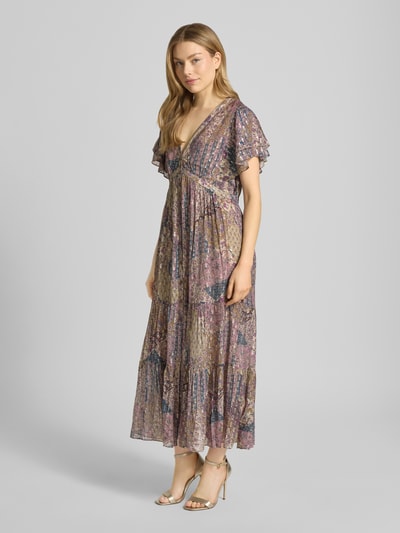 Frauenmodel trägt Midikleid aus Viskose-Mix mit Volantärmeln Modell 'PARETA' von Bash in Pastellfarben, tailliert, Ganzkörperansicht von vorne.