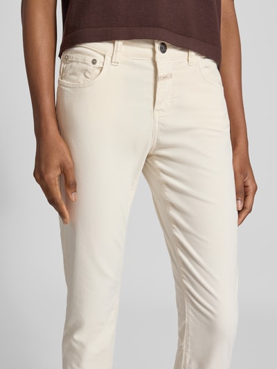 Vrouwenmodel draagt Slim Fit Jeans uit katoenmix Model 'Baker' van closed, 5-pocketmodel, logopatch, knoop- en ritssluiting, Nahaufnahme Oberkörper.