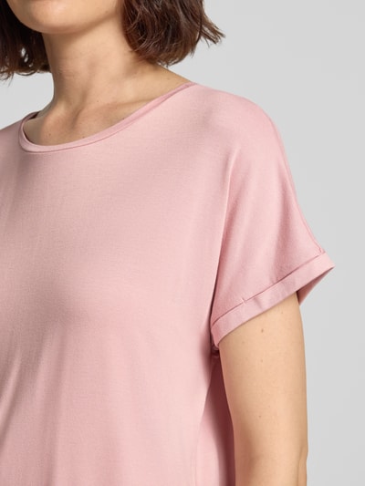 Frauenmodel trägt T-Shirt aus Viskose-Mix mit Rundhalsausschnitt von Christian Berg Woman in Rosa, glatte Textur, Nahaufnahme Oberkörper. Regular Fit, Kappärmel, Stretch-Anteil.