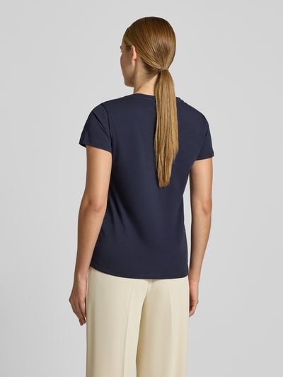 Frauenmodel trägt T-Shirt mit Rundhalsausschnitt und Strasssteinbesatz von LIU JO SPORT aus Reine Baumwolle, Gerader-Schnitt, Rückenlänge 60 cm, Ganzkörperansicht Rückansicht.