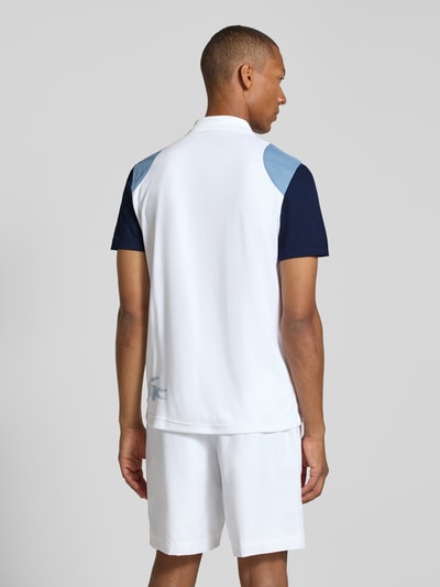 Männermodel trägt Regular Fit Sport-T-Shirt im Colorblock-Design von Lacoste, weiß mit blauen Ärmeln, Herren Sport-T-Shirt, Ganzkörperansicht Rückansicht.