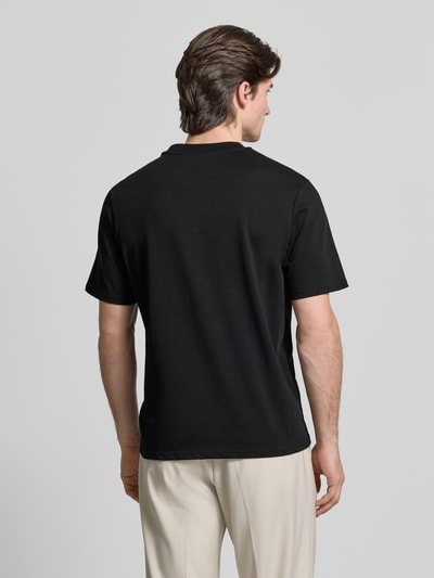 Männermodel trägt T-Shirt mit Label-Detail von Antony Morato in Schwarz, reine Baumwolle, Regular Fit, Rückenansicht Ganzkörperansicht.