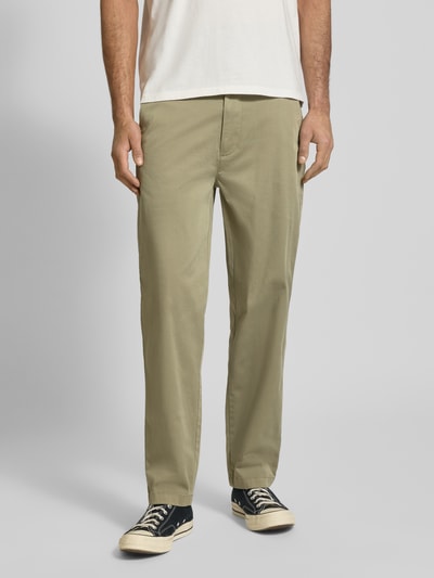 Mannelijk model draagt Tapered Chino aus Baumwoll-Mix Model 'SONNY' van Tommy Jeans in effen kleuren, regular fit, katoenmix twill, steekzakken, muntzakje, achterzakken, riemlussen, knoop- en ritssluiting, voorkant volledige lichaamsweergave.