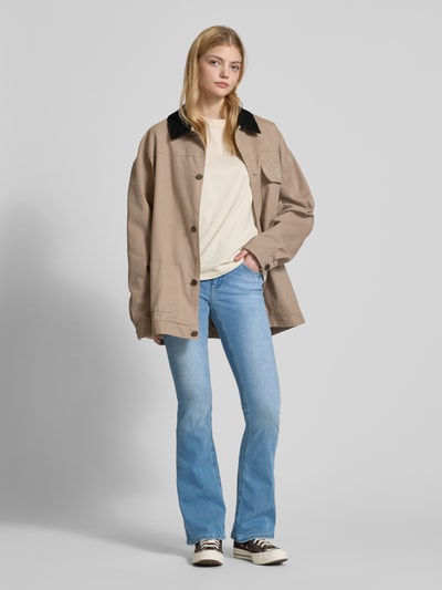 Only Jeansy o rozkloszowanym kroju z naszywką z logo model ‘BLUSH’ Jeansowy niebieski 1