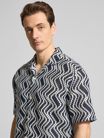 Männermodel trägt Regular Fit Freizeithemd im Allover-Look von MCNEAL, gemustert, Baumwoll-Mix, Umlegekragen, Nahaufnahme Oberkörper.