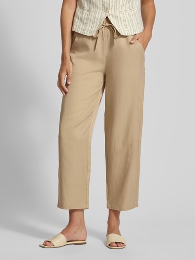 Frauenmodel trägt Wide Leg Joggpants aus Lyocell-Leinen-Mix von Marc O'Polo in Optik: Unifarben, Passform: Wide-Fit, O-Shape, Tunnelzug, Bundabschluss: Elastisch, seitliche Eingrifftaschen, Materialstruktur weich, beige, Ganzkörperansicht von vorne.