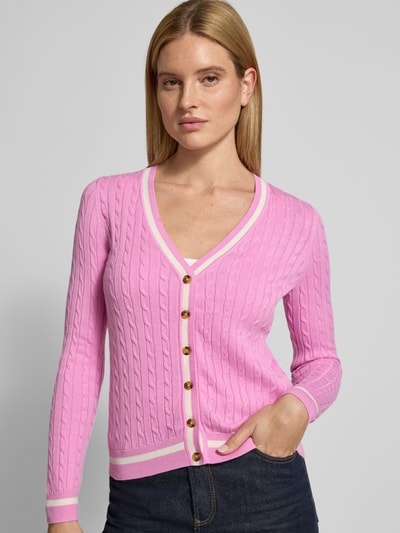 Modelka nosi Strickjacke mit V-Ausschnitt von Christian Berg Woman, bawełniany miks, krój regular fit, różowy, widok na cały przód.