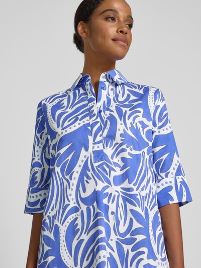 Frauenmodel trägt Knielanges Hemdblusenkleid mit verdeckter Knopfleiste von Christian Berg Woman, Reine Baumwolle, Straight, 1/2-Arm, blau-weißes abstraktes Muster, Nahaufnahme Oberkörper.