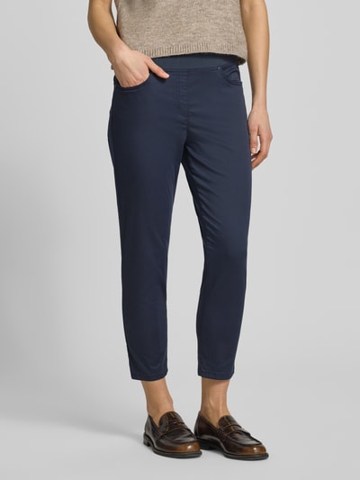 Kobiece modelka nosi Caprihose mit elastischem Bund Modell 'Pamina' von Raphaela By Brax, krój regular fit, granatowy, bawełniano-elastanowa tkanina, Szerokość w rozmiarze 36K: 35 cm, długość nogawki wewnętrznej: 62 cm, zbliżenie na dolną część sylwetki, widok z przodu.