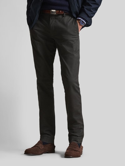Männermodel trägt Slim Fit Chino aus Baumwoll-Mix von Polo Ralph Lauren in Dunkelbraun, unifarben, 5-Pocket-Design, Ganzkörperansicht von vorne.