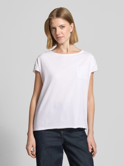 Frauenmodel trägt Regular Fit T-Shirt aus reiner Baumwolle von s.Oliver RED LABEL, Optik: Unifarben, U-Boot-Ausschnitt, Jersey, Ganzkörperansicht von vorne.
