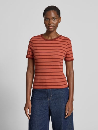 Vrouwenmodel draagt T-shirt met ronde hals model 'RILA' van Drykorn, dames, puur katoen, straight fit, fijnrib, ruglengte maat S 48 cm, rood met horizontale strepen, gladde textuur, geheel vooraanzicht.