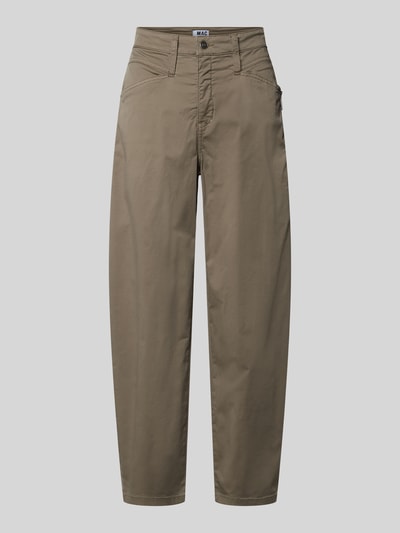 Produktfoto, gerade geschnittene Damenhose von MAC, Modell 'Straight Fit Hose mit Reißverschluss-Detail Modell Bora', beige Farbe, elastischer Baumwoll-Mix, sichtbarer Knopf- und Reißverschluss, seitliche Eingriff- und Gesäßtaschen, glatte Textur, Kontext: Bundweite bei Größe 36 ca. 39 cm, Innenbeinlänge ca. 69 cm