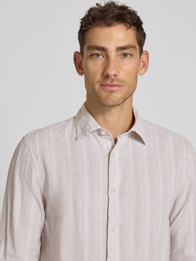Männermodel trägt Regular Fit Freizeithemd aus Leinen-Baumwoll-Mix mit Kentkragen von MCNEAL, Streifenmuster, Nahaufnahme Oberkörper. Herren Hemden von MCNEAL, Knopfleiste, Rückenlänge 76 cm, Schulterbreite 47 cm, Ärmellänge 67 cm, helle Töne, feine Textur.