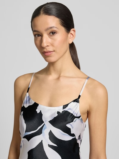 Frauenmodel trägt Maxikleid im Allover-Look Modell 'Valentina' von Forever New aus Reine Viskose mit Spaghettiträger, Figurbetont, Nahaufnahme Oberkörper.