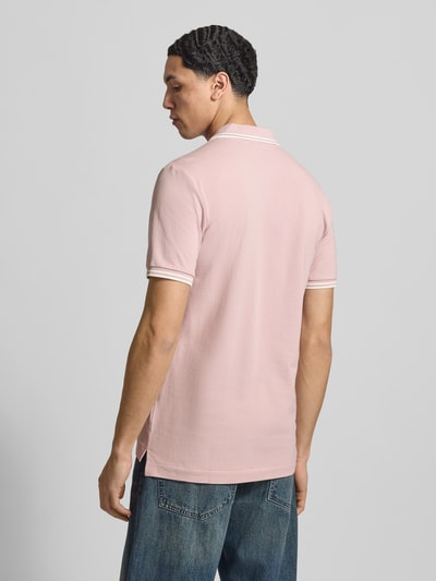 Männermodel trägt Slim Fit Poloshirt mit Logo-Stitching Modell 'Dunda' von G-Star Raw in lichtroze, katoenmix, ruglengte maat M 72 cm, ganzkörperansicht rückansicht