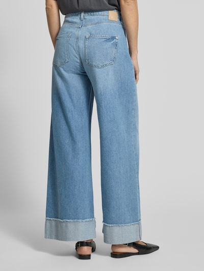 Männermodel trägt jeansy Wide Leg Jeans mit Umschlag Modell 'SVETNY TURN UP' von Raffaello Rossi, mieszanka bawełny i lyocellu, wpuszczane kieszenie, szerokość w rozmiarze 36: 40 cm, długość wewnętrzna nogawki w rozmiarze 36: 76 cm, tylny widok całej sylwetki.