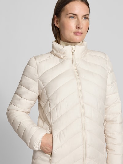 Vrouwenmodel draagt Regular Fit Steppjacke mit abnehmbarer Kapuze van s.Oliver RED LABEL in effen crème, lange mouwen, ritszakken, bovenlichaam close-up, vooraanzicht.