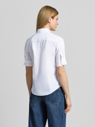 Frauenmodel trägt Oversized Hemdbluse aus reiner Baumwolle Modell 'The Summer Shirt' von HUGO, Optik: Unifarben, Ganzkörperansicht Rückansicht.
