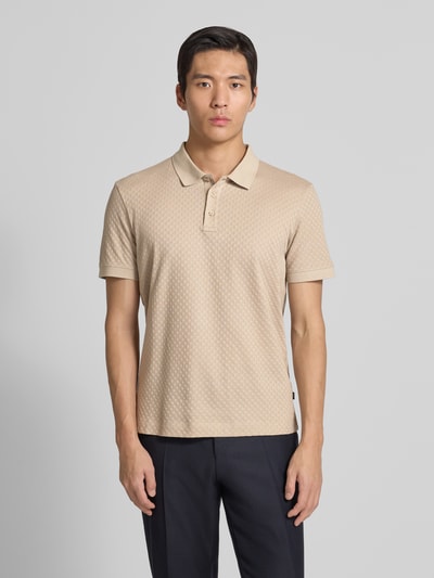 Männermodel trägt Poloshirt mit kurzer Knopfleiste Modell 'Roni' von JOOP! Collection aus reiner Baumwolle in Regular-Fit, Ganzkörperansicht von vorne.