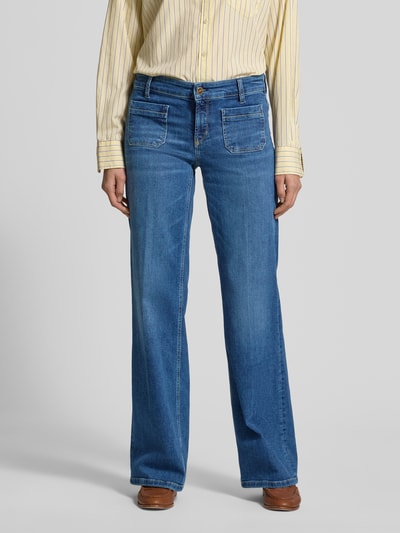 Frauenmodel trägt Wide Leg Jeans mit aufgesetzten Taschen Modell 'Tess' von Cambio in Blau, elastischer Baumwoll-Mix, Ganzkörperansicht von vorne.