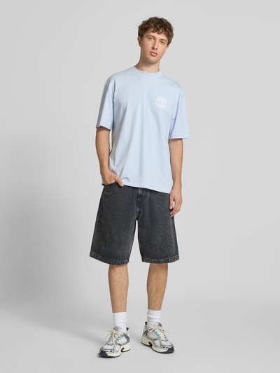 Männermodel trägt Oversized T-Shirt mit Label-Print von Pegador, Herren T-Shirt aus Reine Baumwolle, Rundhalsausschnitt, Ganzkörperansicht von vorne.