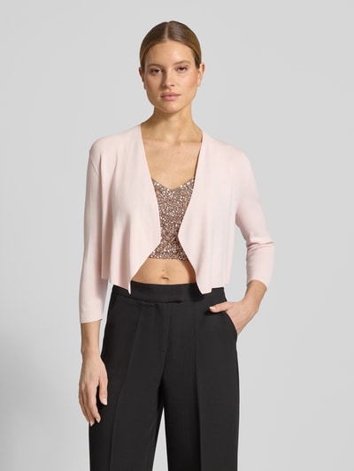 Modelka nosi Strickjacke in offener Passform mit 3/4-Arm von comma, różowy, gładka faktura, otwarty krój, mieszanka wiskozy, widok z przodu, zbliżenie na górną część ciała.